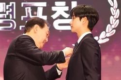 Giữa tranh cãi trốn thuế của dàn sao đình đám, Kim Soo Hyun và Song Ji Hyo được nhận bằng khen từ tổng thống