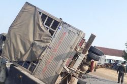 Xe tải bị lật gây tắc nghẽn Quốc lộ 1A đoạn qua Quảng Nam