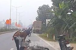 Clip người đàn ông chạy xe máy cướp điện thoại của cô gái đi đường ở Nghệ An