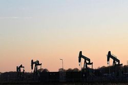 Giá xăng dầu hôm nay 3/3: Tiếp tục tăng, dầu Brent đạt gần 85 USD/thùng