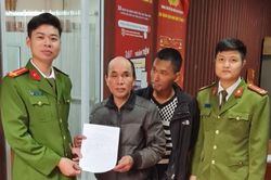 Nam thanh niên tâm thần đi lạc trong đêm được công an xã giúp tìm người thân