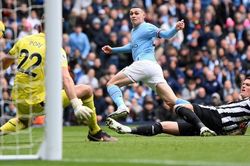 Đánh bại Newcastle, Man City phả hơi nóng vào gáy Arsenal