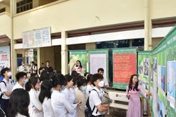 Triển lãm ảnh 'Tình yêu thời chiến' giáo dục học sinh lòng yêu nước