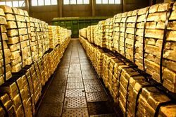 Giá vàng hôm nay 4/3/2023: Giá vàng đột ngột 'quay xe', xuyên thủng ngưỡng quan trọng, 'cá mập' ồ ạt bán ra