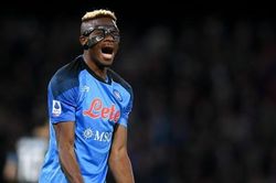 Napoli thua sốc, Inter và Milan thắp lên hy vọng mong manh