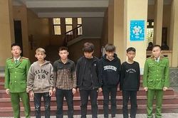 Nhóm thiếu niên đứng bên quốc lộ ném vỡ kính hàng loạt xe khách