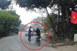 Tài xế đuổi theo người đi xe máy, hô to 'có lấy tiền không' gây chú ý