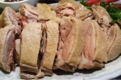 Luộc vịt đừng chỉ cho gừng và nước lạnh, thả thêm thứ này thịt thơm, đậm vị, ăn không ngán