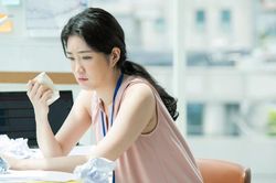 Đồng nghiệp theo đuổi ráo riết, tôi sắp rung động thì biết một bí mật lớn