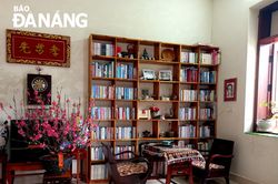 Lắng nghe vọng âm từ một bức tường