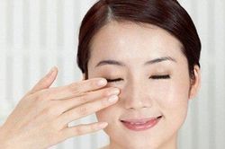 Cách sử dụng kem dưỡng da vùng mắt chống lão hóa