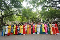 Nữ chiến sỹ Công an Hà Nội duyên dáng, khoe sắc trong tà áo dài truyền thống