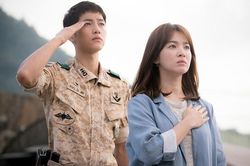 Tiết mục bị chê kém duyên vì có hình ảnh Song Joong Ki và Song Hye Kyo