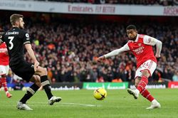 Arsenal như có 'chân mệnh thiên tử', thắng ngược dòng, băng về đích trước áp lực Man City
