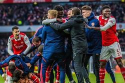 Arsenal thắng ngược ở phút bù giờ thứ 8, tịnh tiến cùng Man City