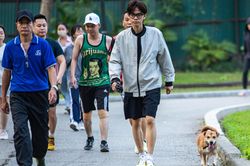 Người dân Hà Nội vô tư thả rông chó tại công viên Thống Nhất