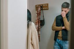 Mẹ chồng liên tục xúi con trai bỏ vợ, dàn 'bẫy' đuổi con dâu khỏi nhà