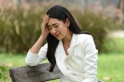 Đến thăm bố mẹ chồng cũ, tôi đau lòng trước cảnh người còn, người mất