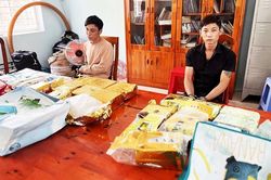 Bắt giữ 2 đối tượng ném bỏ 2 túi xách bên trong chứa 18,6kg ma túy