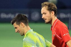 Djokovic lo bị Alcaraz hoặc Tsitsipas soán ngôi số 1 thế giới