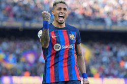 Barcelona hỏng 11m, bị thẻ đỏ nhưng vẫn thắng Valencia để củng cố ngôi đầu