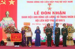 Hội LHPN Giải phóng Khu 5 nhận danh hiệu Anh hùng lực lượng vũ trang nhân dân
