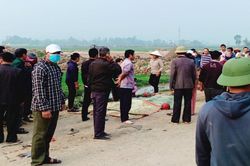 Va chạm với xe tải, 3 mẹ con tử vong trên đường tới trường