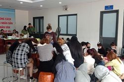 Phát hiện hàng chục chai rượu không hóa đơn trong quán karaoke