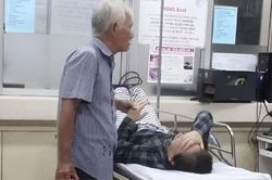 Xúc động khoảnh khắc cụ già nắm tay chặt tay vợ đang nằm trên giường bệnh