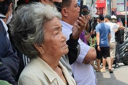 Đám tang NSƯT Vũ Linh: Người đầu bạc khóc tiễn kẻ đầu xanh