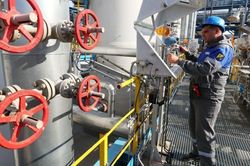 Gas đảo chiều lao dốc gần 10% trong phiên sáng, xăng dao động trong biên độ hẹp