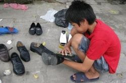 Thằng nhỏ xa mẹ...