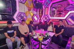Mua ma túy rồi rủ nhau vào phòng karaoke bay lắc