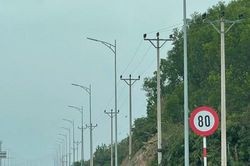 Cao tốc Vân Đồn – Móng Cái: Xử lý lún rồi 'quên' tháo biển hạn chế tốc độ