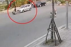 Chở trẻ con vẫn tạt đầu ô tô, lái xe máy cùng cháu bé gặp tai họa