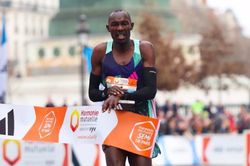 Runner chạy half marathon bằng cà kheo