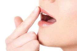 8 mẹo cải thiện môi khô gây nứt nẻ, trả lại làn da môi mềm mướt mịn