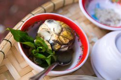 Người đàn ông phải nhập viện cấp cứu sau khi ăn trứng vịt lộn