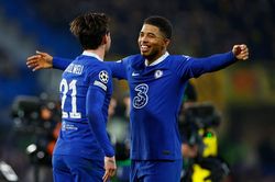 Chelsea được cứu nhờ cú đá phạt đền gây tranh cãi