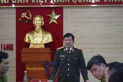 Thiếu tướng Đinh Văn Nơi thưởng nóng Công an TP Hạ Long