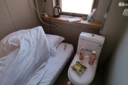 Phòng khách sạn siêu nhỏ, toilet ngay đầu giường gây xôn xao mạng xã hội Trung Quốc