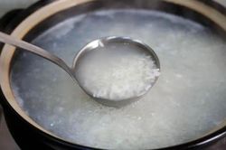 Ai bảo nấu cơm không được mở vung: Canh đúng lúc này mở ra lấy một thìa nước, lợi ích gấp đôi