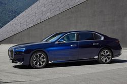 Top 10 xe hybrid hạng sang đáng mua nhất năm 2023: BMW 7 Series góp mặt