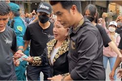 Nghệ sĩ Hồng Nga, danh ca Ngọc Sơn cùng nhiều nghệ sĩ Việt bị 'bao vây' khi viếng cố NSƯT Vũ Linh