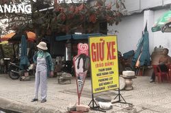 Tái diễn tình trạng nâng giá; không niêm yết giá giữ xe tại điểm du lịch
