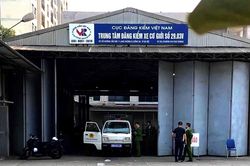 Chủ xe xếp hàng 2 ngày chờ đăng kiểm, sắp nhận tem thì công an ập vào khám xét