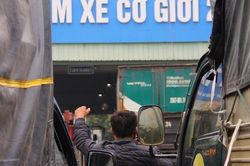 Mệt mỏi vì xếp hàng chờ đăng kiểm, tài xế than 'quá khổ'