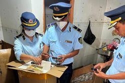 Phát hiện hàng nghìn viên thuốc tẩy giun nghi giả nhãn hiệu Fugacar cùng trên 70.000 bao cao su trôi nổi