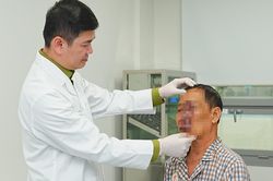 Khối u như 'chùm nho' tồn tại 20 năm trên mặt người đàn ông