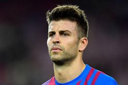 Pique bất lịch sự với Frenkie de Jong và bạn gái